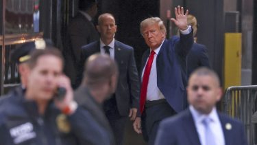 Crece la incertidumbre sobre qué pasará cuando Donald Trump se presente ante el tribunal de Nueva York para ser acusado. Foto AP/Yuki Iwamura.