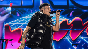 El gesto de Duki con una fan a la que le robaron en pleno show: «Reina, no llores»