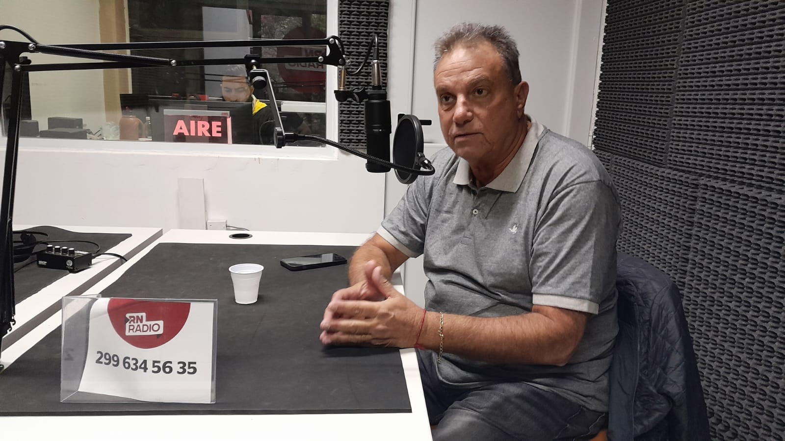 El candidato a gobernador de Neuquén por Cumplir, Carlos Eguia, visita el estudio de RÍO NEGRO RADIO. Foto: Elena Egea