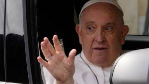 El papa Francisco fue dado de alta y regresó al Vaticano: «Aún estoy vivo, no tuve miedo»