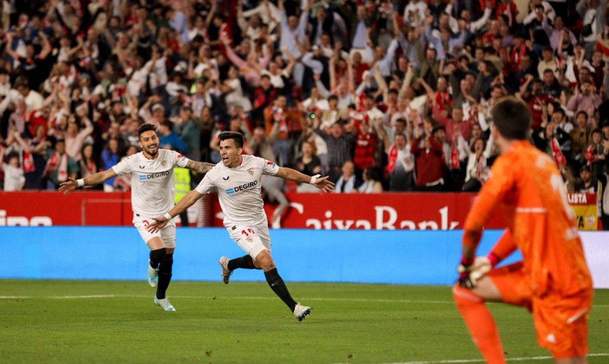 EL Huevo Acuña anotó un golazo y luego vio la tarjeta roja.