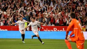 Increíble partido del Huevo Acuña: golazo y expulsión en el empate del Sevilla