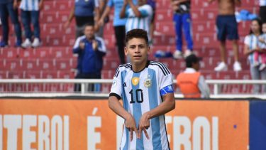 Echeverri volvió a ser clave con un gol y una asistencia. (Foto: @Argentina)