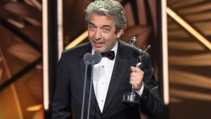 Darín subió a recibir el Premio Platino por su papel en «Argentina, 1985» y conmovió a todos: qué dijo
