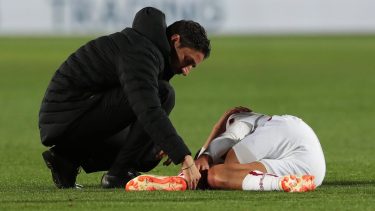 Dybala terminó dolorido por una fuerte patada de Palomino.