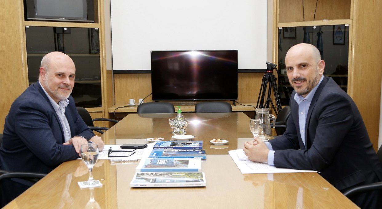 González y Ousset en la foto oficial que envió Casa de Gobierno. Foto gentileza.