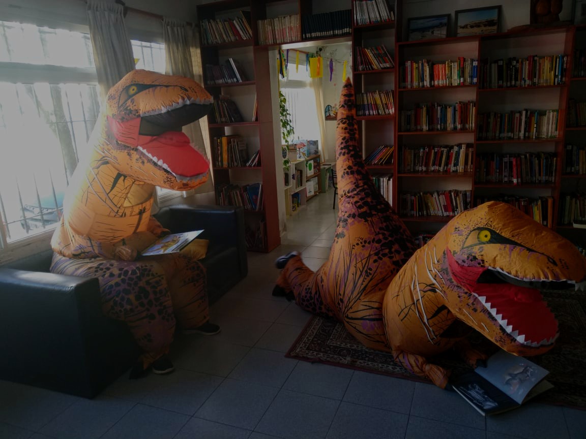 Los simpáticos 'dinos' fomentando la lectura en la biblioteca de Las Grutas