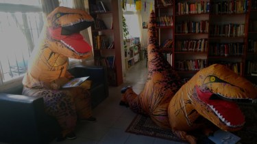 Los simpáticos 'dinos' fomentando la lectura en la biblioteca de Las Grutas