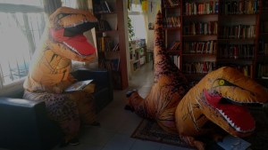 Las Grutas: Los dinosaurios protagonizan una divertida campaña para fomentar la lectura
