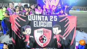 Cada vez son más las niñas que disfrutan del fútbol en las canchas