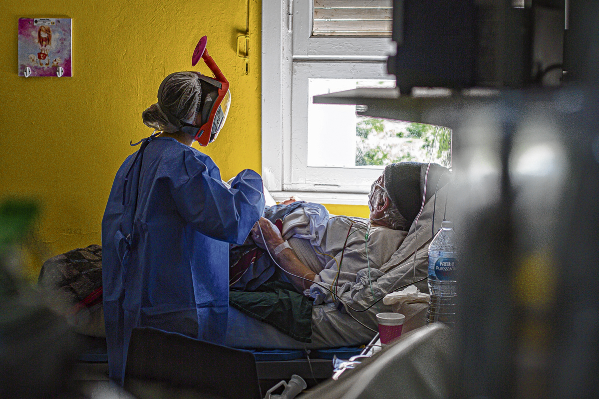 Las salas de terapia intensiva comenzaron a ocuparse. Foto Juan Thomes