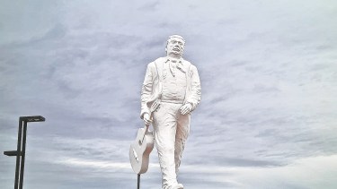 La figura de Marcelo Berbel reconocida a través de una obra en plaza Huincul.