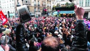 De la reelección a los cacerolazos, un año de desencanto con Macron en Francia