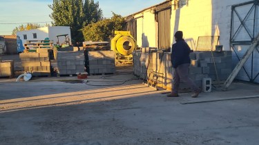 Trabajo incesante en la bloquera municipal de Plaza Huincul.