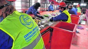 El reciclado de basura en la planta de Viedma ya generó un millón de kilos