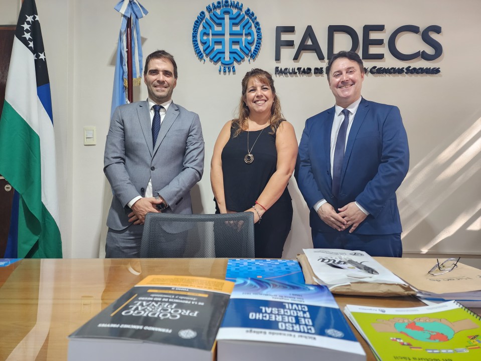 El ministro López Gadano junto a las autoridades de la Fadecs.