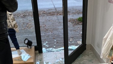 Para ingresar al local, los ladrones destrozaron la puerta de acceso. foto: gentileza.