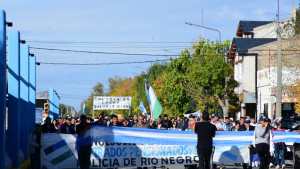 Policías de toda la región marcharon por las calles de Roca y exigieron mejoras salariales