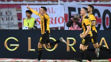 Triverio metió los dos primeros goles de The Strongest ante River.