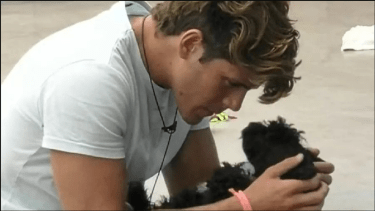 Marcos de Gran Hermano junto a Morita. 