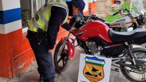 Circulaba en una motocicleta robada y escapó cuando quisieron identificarlo en Allen