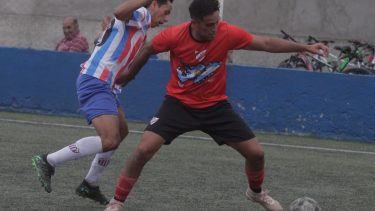 El Rojo utilizó una camiseta especial por el 2 de abril y Malvinas. (Foto: Oscar Livera)