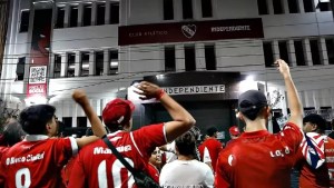Crisis en Independiente: tras la negativa de Repetto y la renuncia de Doman, protestaron los hinchas