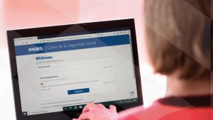 ANSES: madres de entre 18 y 78 años reciben $85.000 con un trámite gratuito