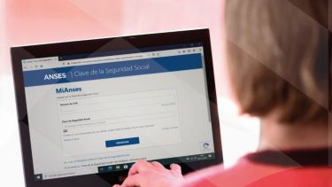 ANSES: madres de entre 18 y 78 años reciben $85.000 con un trámite gratuito