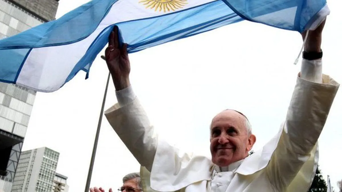 El papa Francisco recibió una camiseta de una integrante de la Selección Argentina. 