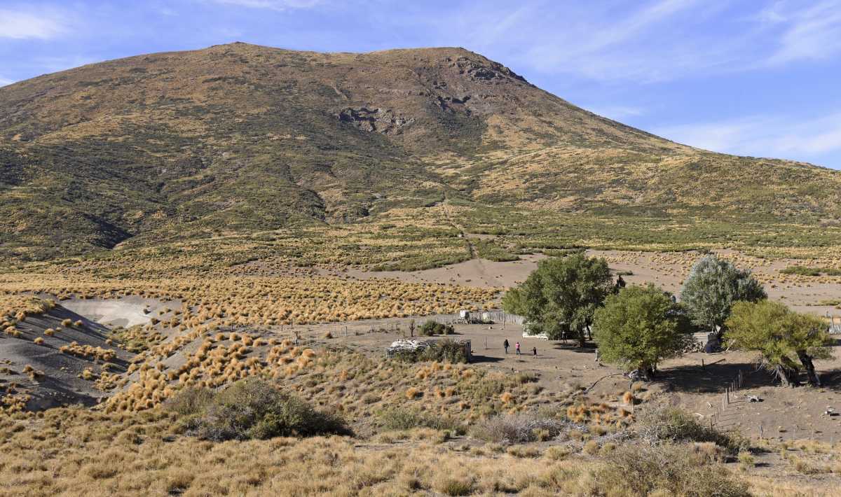 El cerro Ranquilon y una de las casitas del paraje. Bersabet junto a sus nietos y sus corrales de chivas. Foto: Florencia Salto.
