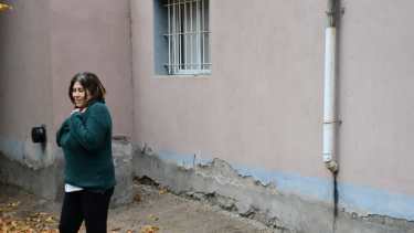 La mujer tuvo que hacer una zanja para que el agua deje de acumularse en su hogar. Foto: Andrés Maripe.