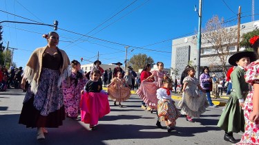 Hubo un colorido desfile en el cumple de Plaza Huincul (Foto: Andrea Vazquez) 