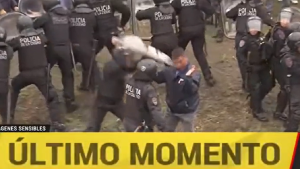 Video: la escalofriante agresión de un policía a un colectivero durante una protesta