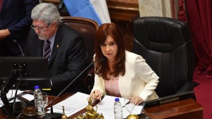 El regreso de Cristina al Senado y un cruce inesperado por un pañuelo: «No arruinemos un bello día»