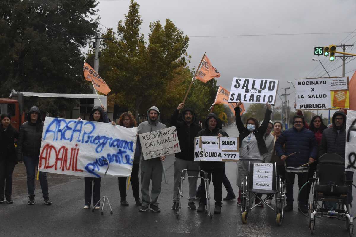 Los trabajadores de la salud llevaron el reclamo a las calles de Roca. Foto: Juan Thomes