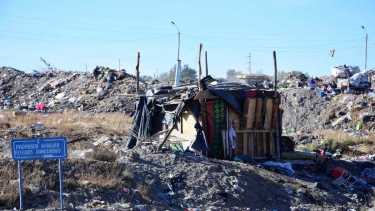 Cómo es vivir en medio de la basura en el norte de Roca