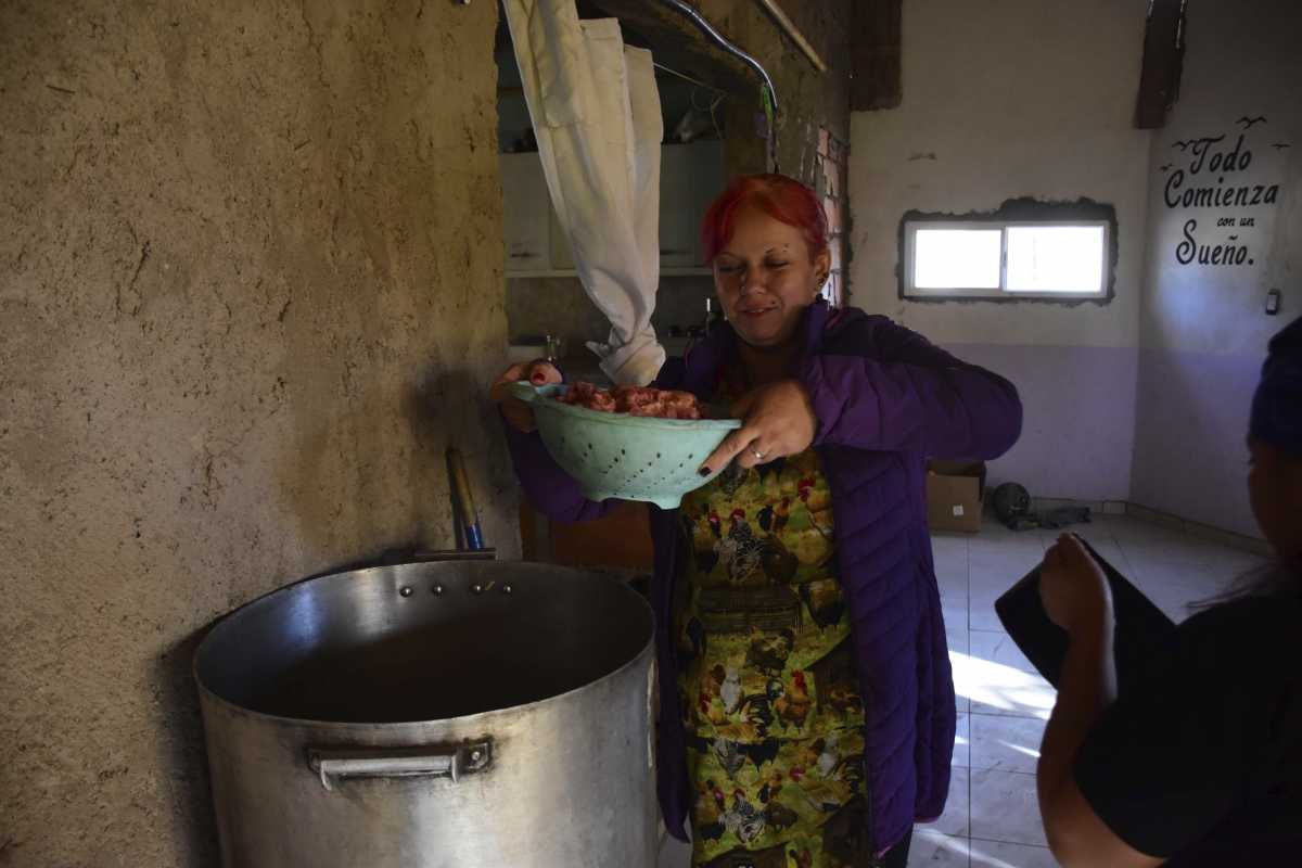La demanda de platos crece en los comedores comunitarios de Roca y Allen. Foto: Andrés Maripe (archivo)