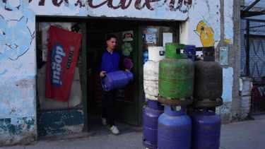 La leña y las garrafas se entregarán durante toda la semana en distintos barrios. Foto: Andres Maripe.