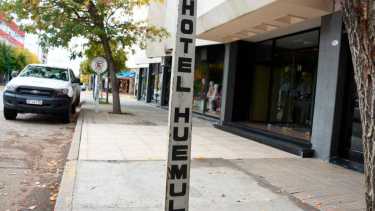El histórico hotel de Roca volvió a funcionar pero sólo será por un año. foto: Juan Thomes.