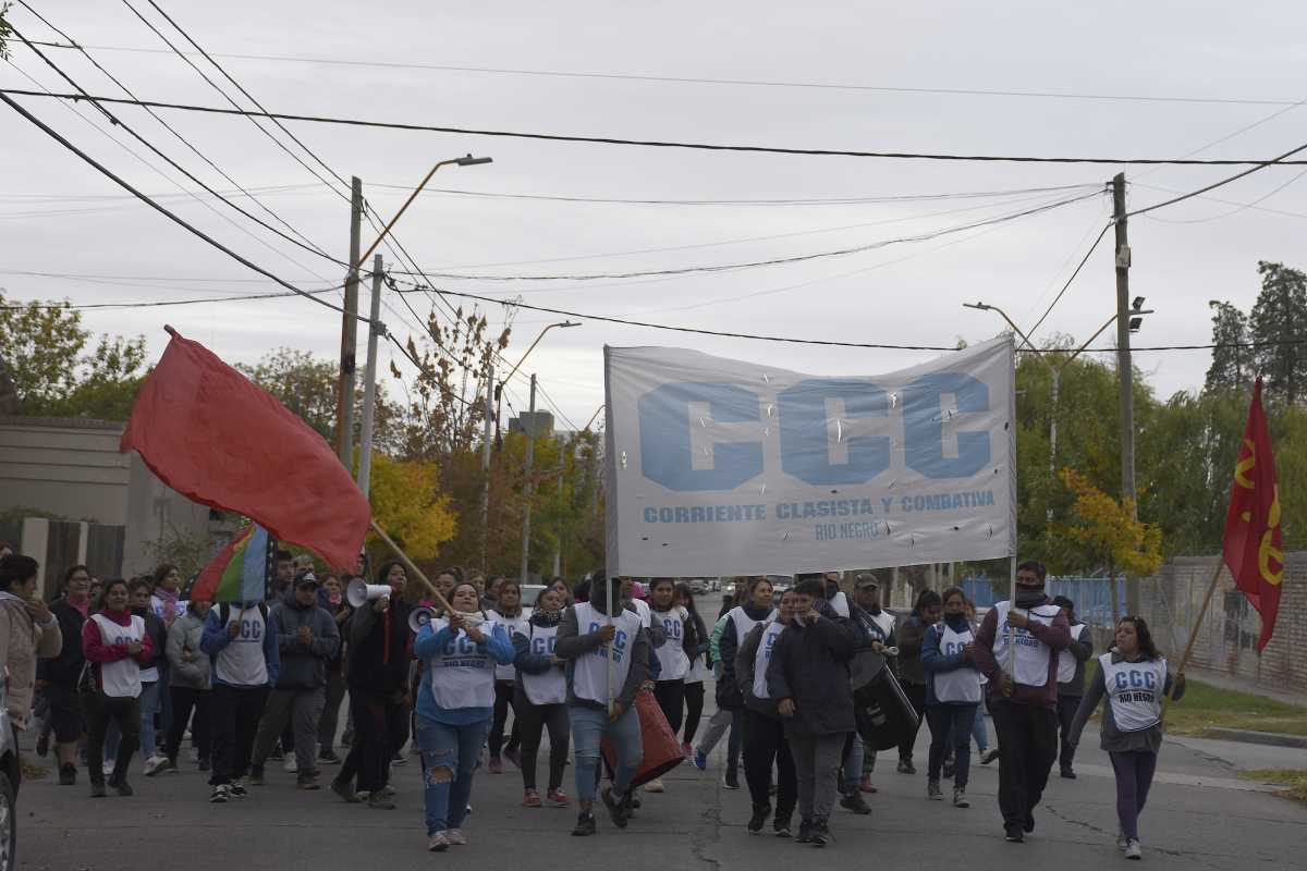 La Corriente Clasista y Combativa marchó en Roca. Foto: Juan Thomes