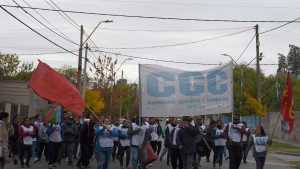 Por comedores y merenderos desbordados, marcharon a Desarrollo Social en Roca