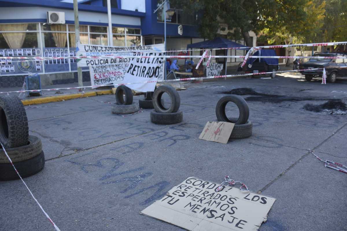 Continúa la toma en la sede de la Unidad Regional II de la Policía de Río Negro. Foto: Juan Thomes 