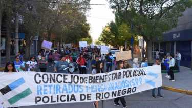 Efectivos del Consejo de Bienestar Policial marchan hacia Viedma, para reclamar mejores salarios. Foto Archivo.