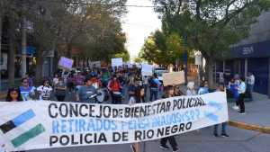 Cientos de policías y retirados marcharon por salarios en Roca