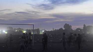 Los entrenadores explicaron que los niños no pueden jugar en otro horario. Foto: Andrés Maripe.