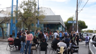 Unter seccional Roca protesta en la sede de la Agencia de Recaudación Tributaria en Roca. Foto: Juan Thomes