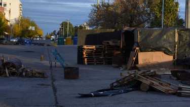 Continúa el acampe sobre calle 25 de Mayo en Roca. Foto: Juan Thomes