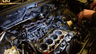 El motor del auto quedó totalmente dañado por la explosión. Foto ilustrativa Andrés Maripe