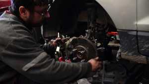 Se postergan cada vez más los  servicios en los autos por la inflación: qué dicen los mecánicos de Roca